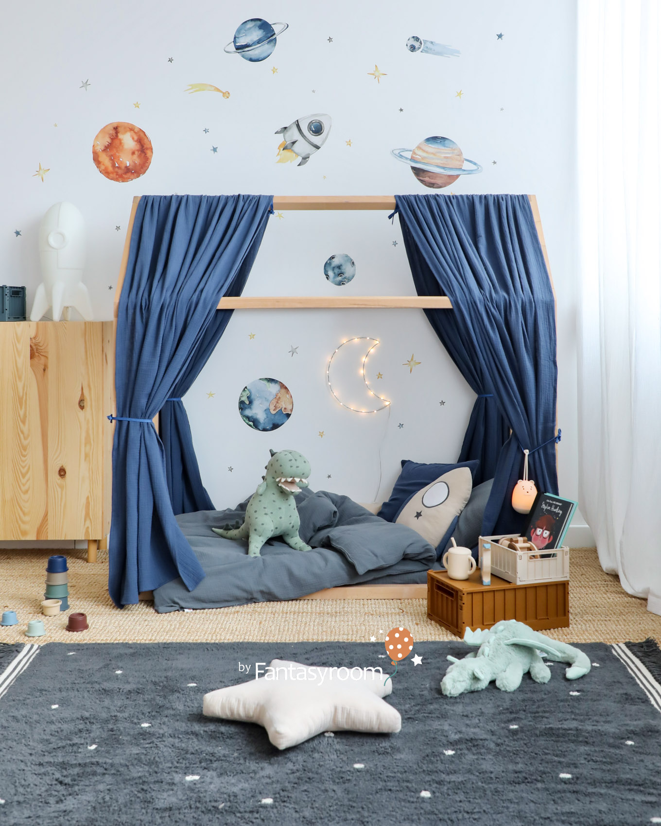 kleinkindzimmer-weltall-blau-grau-hausbett-dinki-balloon-fantasyroom-2303-6Z8A7004-2