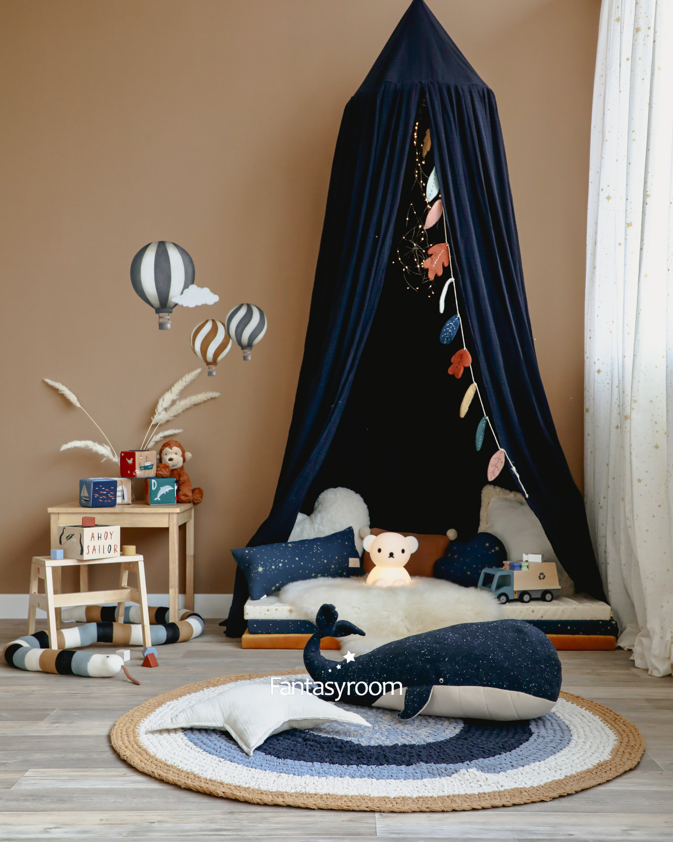 Kuschelecke mit blauem Baldachin, Spielmatratzen und Kuscheltier