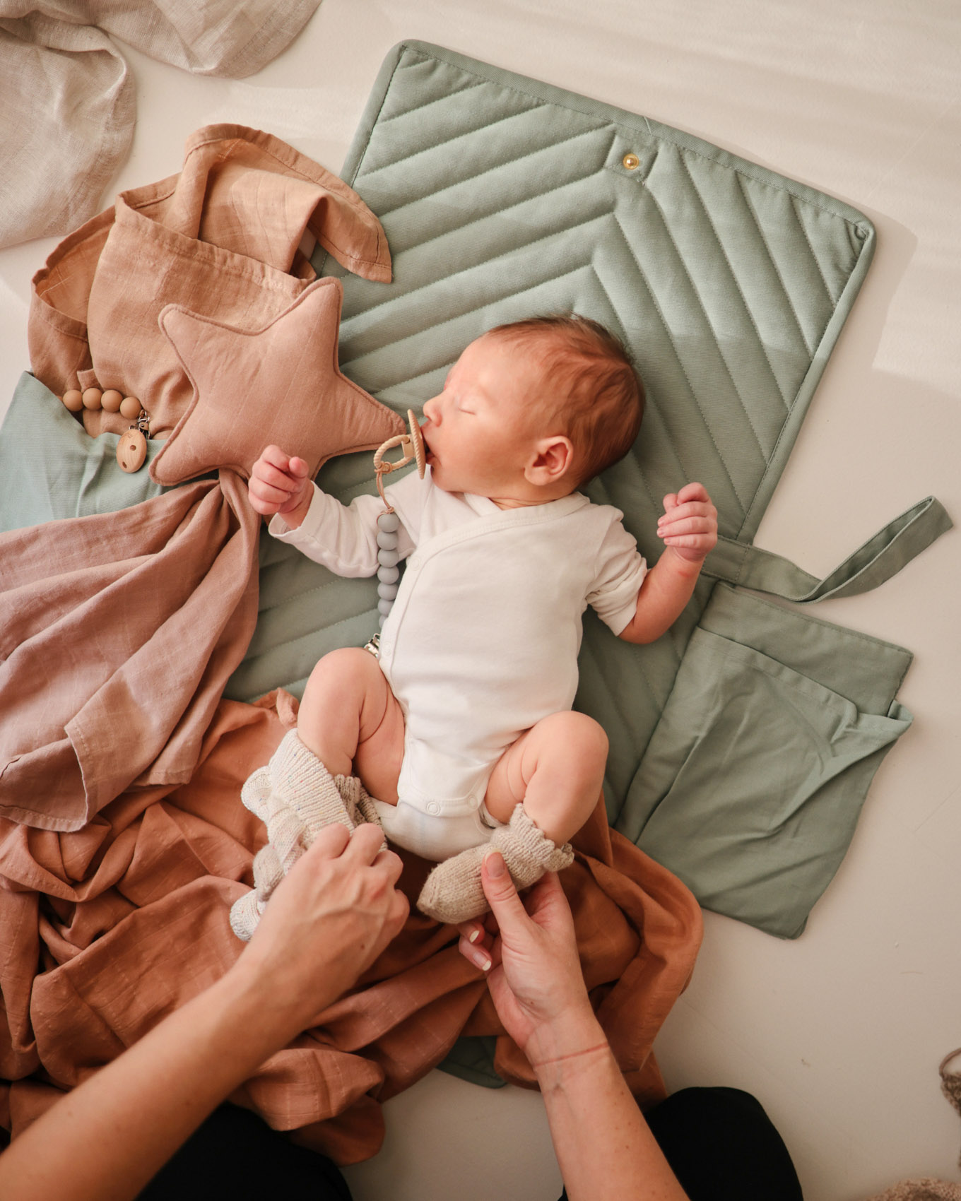 Baby auf faltbarer Reise-Wickelunterlage