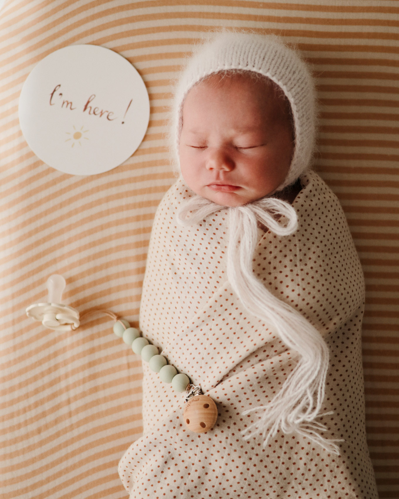 Schlafendes Baby im Mulltuch gepuckt