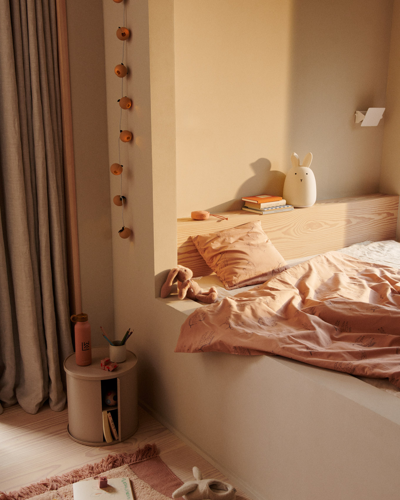 Kinderzimmer mit Liewood Bettwäsche, Nachtlicht und Deko