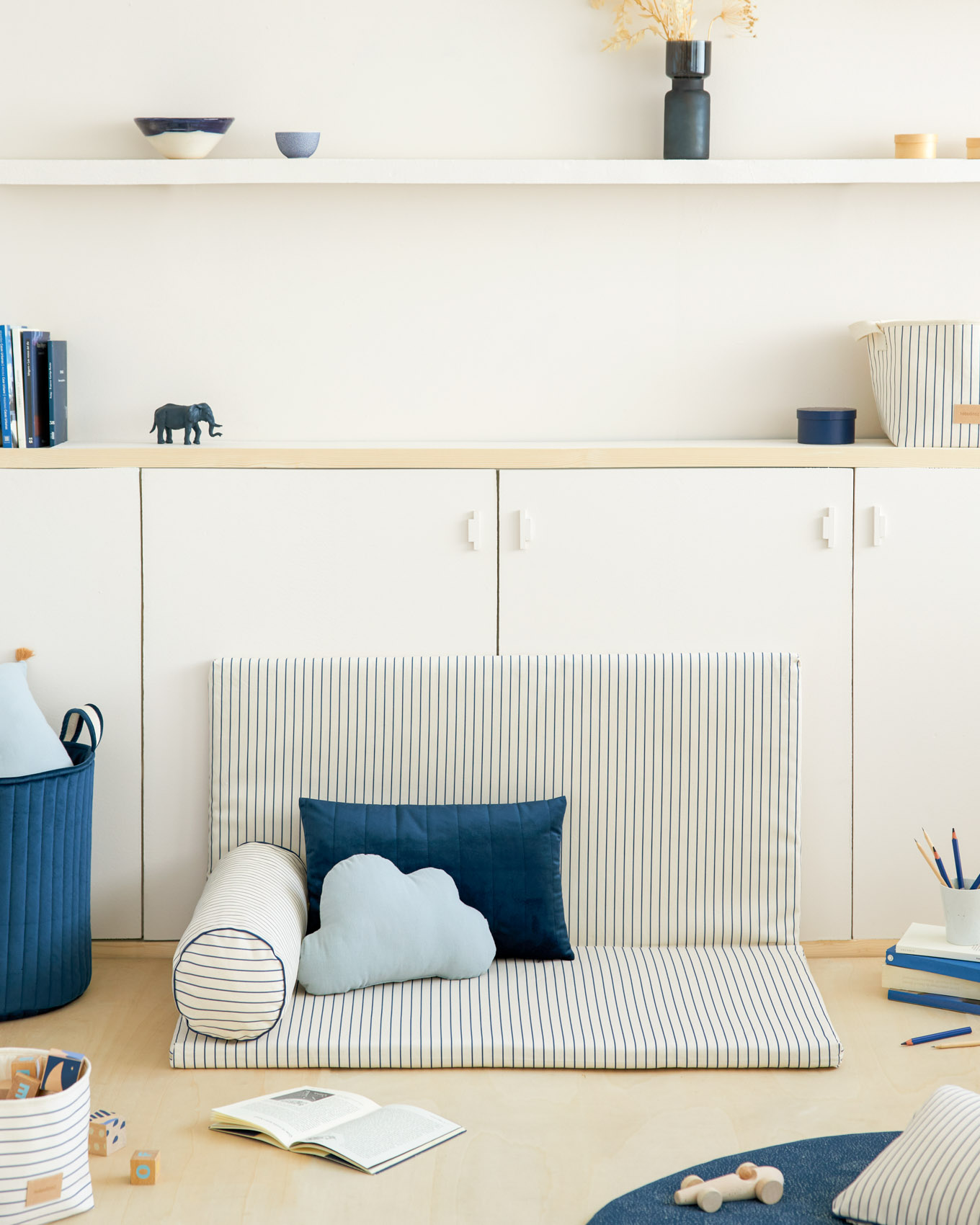 Kinder Spielecke mit blauer Matratze und Deko von Nobodinoz